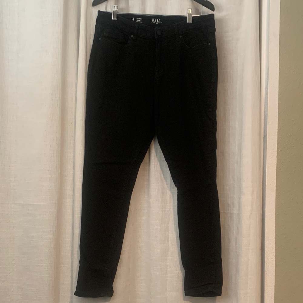 a.n.a new approach Women’s Black mid-rise skiing jeans sz 14